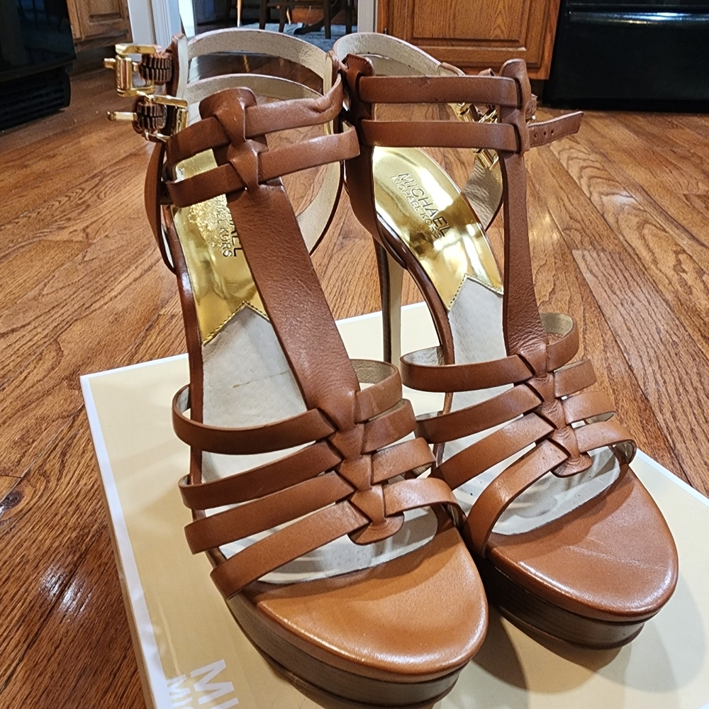 Michael Kors Georgie T Strap Size 10M
